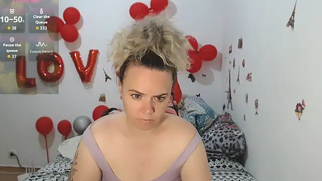 Snapshot of hotmilf4uxxx chatting on 05/25/26, 10:21 hotmilf4uxxx online show from 05/25/26, 10:21