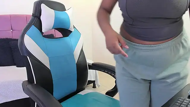 Lizzie Williams  online show from 03/31/26, 03:30