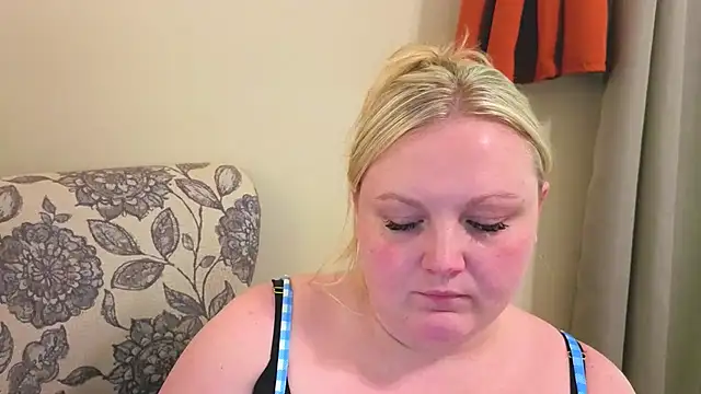 Snapshot of PhatAssBlond chatting on 04/29/26, 10:49 PhatAssBlond online show from 04/29/26, 10:49