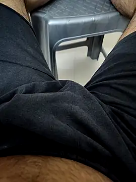 Snapshot of SplitPrestige19 chatting on 12/17/25, 06:58 SplitPrestige19 online show from 12/17/25, 06:58