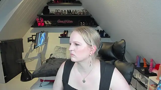 caro kitten online show from 04/13/26, 07:36