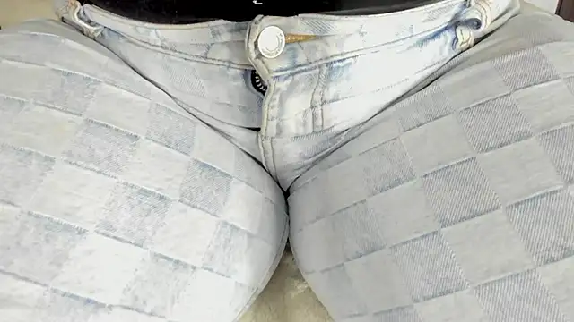 Snapshot of bigmom69_ chatting on 10/17/25, 02:08 bigmom69 online show from 10/17/25, 02:08