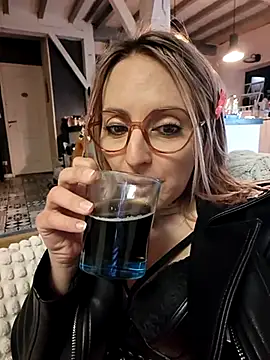 Snapshot of Jade_Emeraud chatting on 03/05/25, 10:10 Jade Emeraud online show from 03/05/25, 10:10