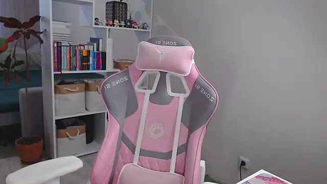 Snapshot of milly_ross chatting on 12/29/24, 05:21 milly ross online show from 12/29/24, 05:21