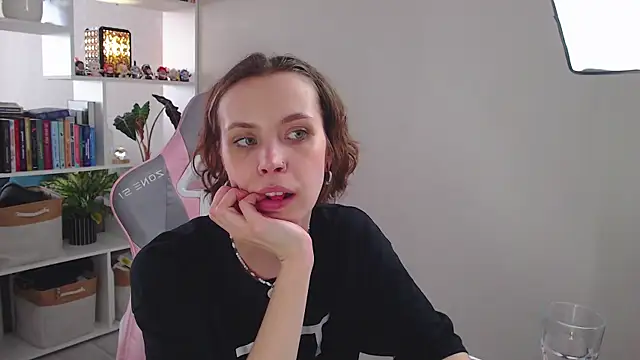 Snapshot of milly_ross chatting on 02/25/25, 10:26 milly ross online show from 02/25/25, 10:26