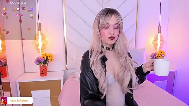 Flor delunaa online show from 10/27/25, 12:42