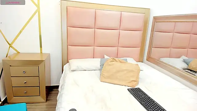 Snapshot of Mady-Edwards chatting on 01/28/25, 04:08 Mady-Edwards online show from 01/28/25, 04:08