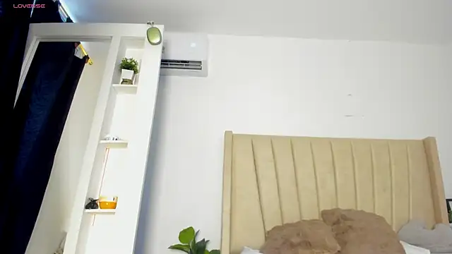 Snapshot of Mady-Edwards chatting on 09/18/25, 09:06 Mady-Edwards online show from 09/18/25, 09:06