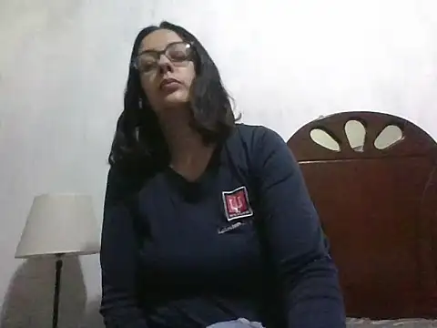 Snapshot of Samanthat33 chatting on 12/12/24, 05:10 Samanthat33 online show from 12/12/24, 05:10