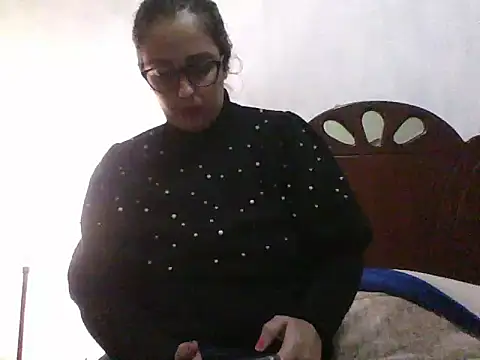 Snapshot of Samanthat33 chatting on 01/05/25, 02:17 Samanthat33 online show from 01/05/25, 02:17