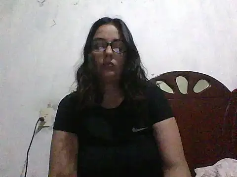 Snapshot of Samanthat33 chatting on 03/09/25, 04:11 Samanthat33 online show from 03/09/25, 04:11