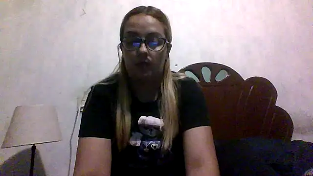 Snapshot of Samanthat33 chatting on 10/31/25, 11:28 Samanthat33 online show from 10/31/25, 11:28