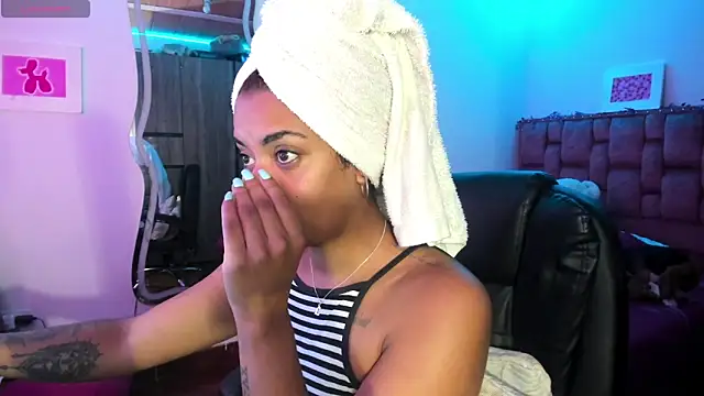 ladyrd1 online show from 12/31/24, 05:51