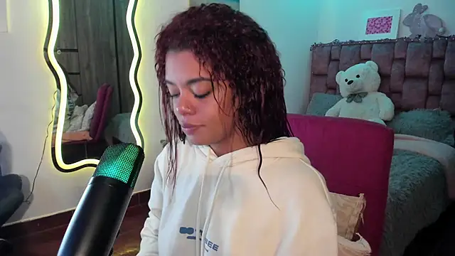 ladyrd1 online show from 02/18/25, 06:04