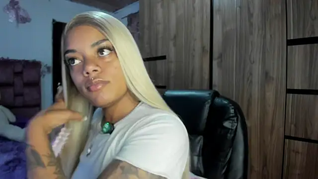 ladyrd1 online show from 04/18/26, 12:47