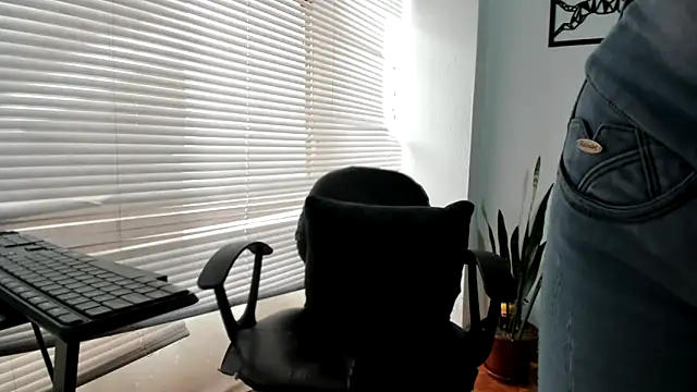 Snapshot of merlinaadams_ chatting on 05/15/26, 01:51 merlinaadams online show from 05/15/26, 01:51