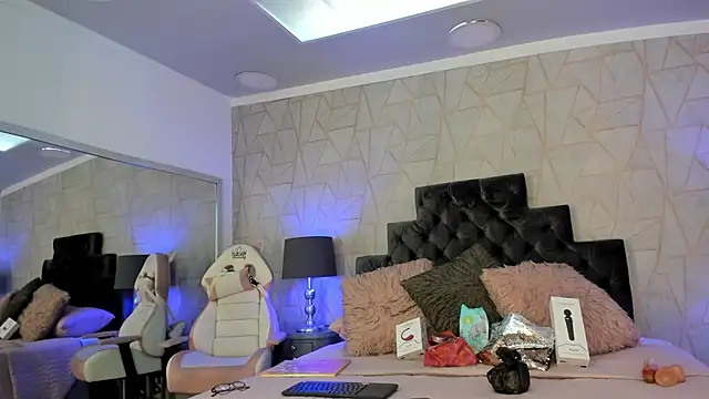 Snapshot of emily_parkerr chatting on 02/10/25, 01:22 emily parkerr online show from 02/10/25, 01:22