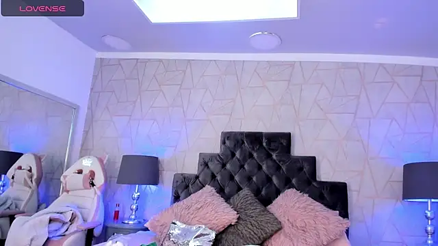 Snapshot of emily_parkerr chatting on 02/21/25, 02:16 emily parkerr online show from 02/21/25, 02:16