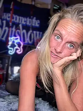 Snapshot of vixendoll87 chatting on 12/23/24, 05:17 vixendoll87 online show from 12/23/24, 05:17