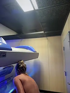 Snapshot of vixendoll87 chatting on 02/05/25, 10:12 vixendoll87 online show from 02/05/25, 10:12