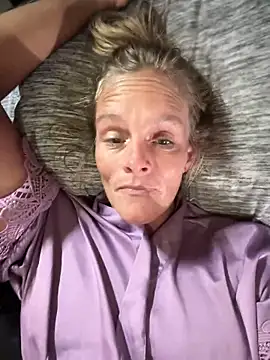 Snapshot of vixendoll87 chatting on 02/14/25, 05:57 vixendoll87 online show from 02/14/25, 05:57