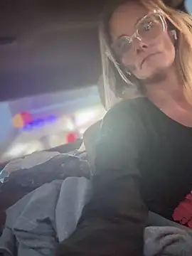 Snapshot of vixendoll87 chatting on 02/16/25, 11:26 vixendoll87 online show from 02/16/25, 11:26