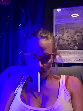 Snapshot of vixendoll87 chatting on 03/01/25, 03:21 vixendoll87 online show from 03/01/25, 03:21