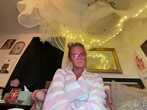 Snapshot of vixendoll87 chatting on 03/03/25, 03:52 vixendoll87 online show from 03/03/25, 03:52