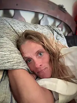 Snapshot of vixendoll87 chatting on 03/03/25, 03:09 vixendoll87 online show from 03/03/25, 03:09