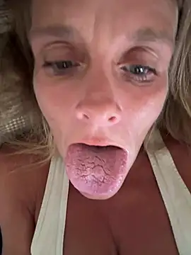 Snapshot of vixendoll87 chatting on 03/08/25, 06:37 vixendoll87 online show from 03/08/25, 06:37