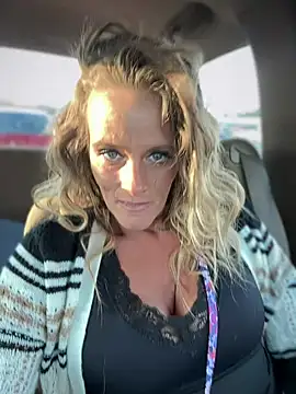 Snapshot of vixendoll87 chatting on 03/08/25, 10:56 vixendoll87 online show from 03/08/25, 10:56