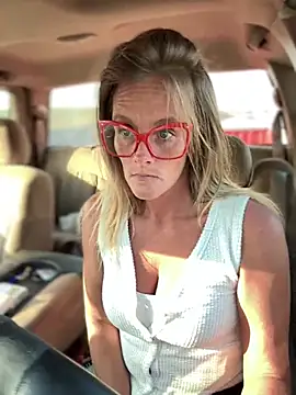 Snapshot of vixendoll87 chatting on 03/13/25, 10:21 vixendoll87 online show from 03/13/25, 10:21