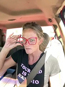 Snapshot of vixendoll87 chatting on 03/18/25, 06:59 vixendoll87 online show from 03/18/25, 06:59