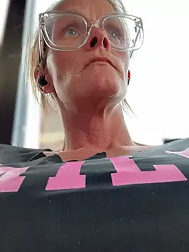 Snapshot of vixendoll87 chatting on 03/19/25, 08:32 vixendoll87 online show from 03/19/25, 08:32