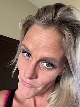 Snapshot of vixendoll87 chatting on 09/15/25, 08:42 vixendoll87 online show from 09/15/25, 08:42