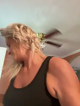 Snapshot of vixendoll87 chatting on 10/01/25, 04:46 vixendoll87 online show from 10/01/25, 04:46