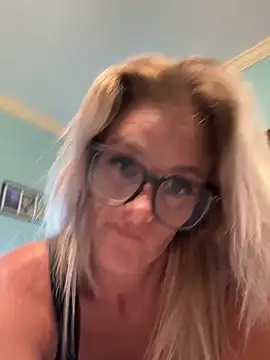 Snapshot of vixendoll87 chatting on 10/11/25, 03:50 vixendoll87 online show from 10/11/25, 03:50