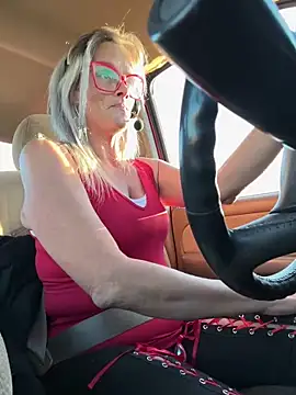 Snapshot of vixendoll87 chatting on 10/22/25, 09:58 vixendoll87 online show from 10/22/25, 09:58