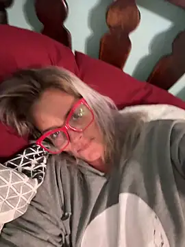 Snapshot of vixendoll87 chatting on 11/01/25, 07:27 vixendoll87 online show from 11/01/25, 07:27