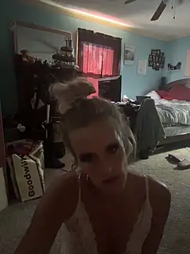 Snapshot of vixendoll87 chatting on 11/12/25, 07:13 vixendoll87 online show from 11/12/25, 07:13