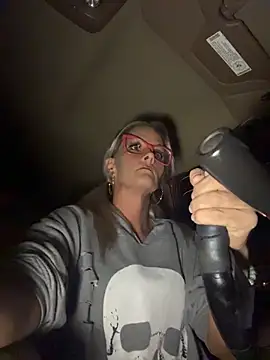 Snapshot of vixendoll87 chatting on 11/16/25, 12:16 vixendoll87 online show from 11/16/25, 12:16