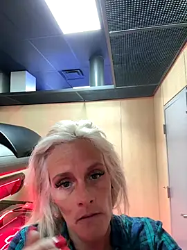 Snapshot of vixendoll87 chatting on 11/30/25, 01:31 vixendoll87 online show from 11/30/25, 01:31