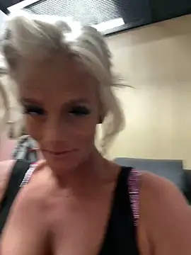 Snapshot of vixendoll87 chatting on 12/03/25, 11:14 vixendoll87 online show from 12/03/25, 11:14