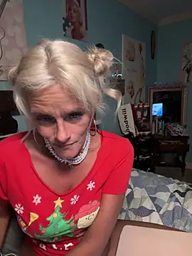 Snapshot of vixendoll87 chatting on 12/05/25, 04:10 vixendoll87 online show from 12/05/25, 04:10