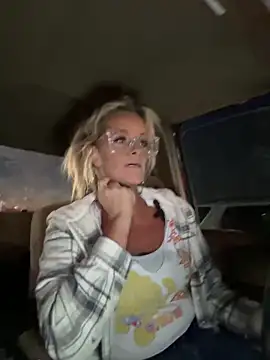 Snapshot of vixendoll87 chatting on 02/12/26, 11:55 vixendoll87 online show from 02/12/26, 11:55