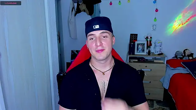 Snapshot of liam_oficial02 chatting on 12/13/24, 07:15 liam oficial02 online show from 12/13/24, 07:15