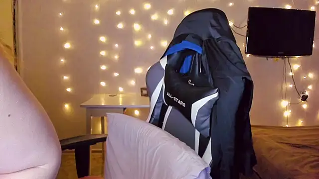 Snapshot of Milafoxxxy chatting on 02/14/25, 01:29 Milafoxxxy online show from 02/14/25, 01:29