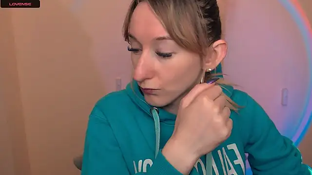 Snapshot of AmandaSell chatting on 10/08/25, 07:28 AmandaSell online show from 10/08/25, 07:28