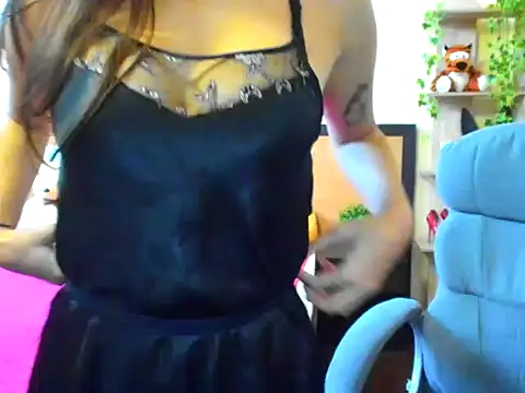 Snapshot of Moon-liza chatting on 12/21/24, 10:17 Moon-liza online show from 12/21/24, 10:17