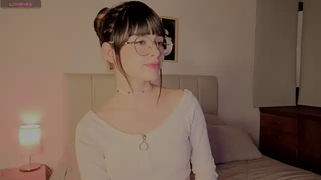 Snapshot of Roxxy_mora chatting on 04/04/26, 12:53 Roxxy mora online show from 04/04/26, 12:53